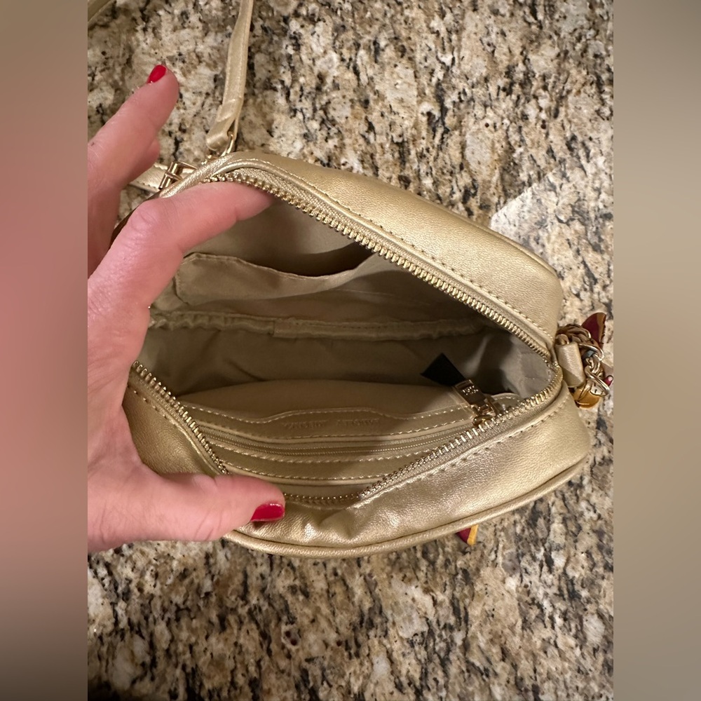 Badgley Mischka Gold Quilted Crossbody/ Camera Bag🎉🎉Host Pick✨✨ - Picture 7 of 11